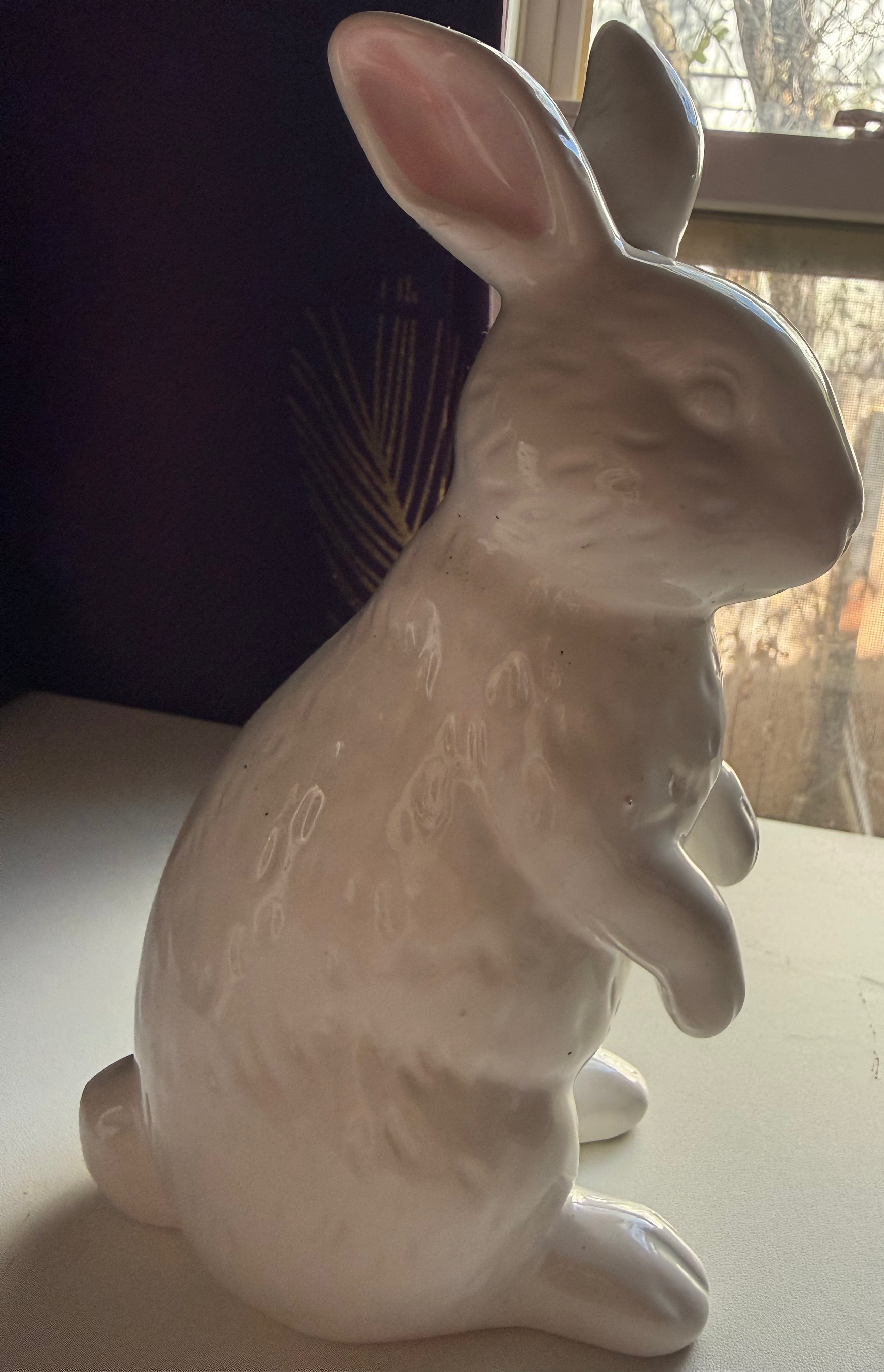 Classic White Ceramic Bunny Décor